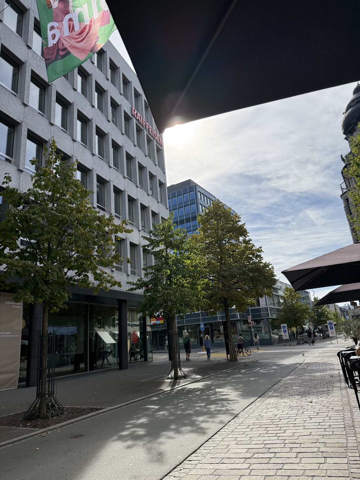Luce d’autunno nel centro di San Gallo: sole, alberi e vita in strada il 29 settembre 2026. Foto privata.