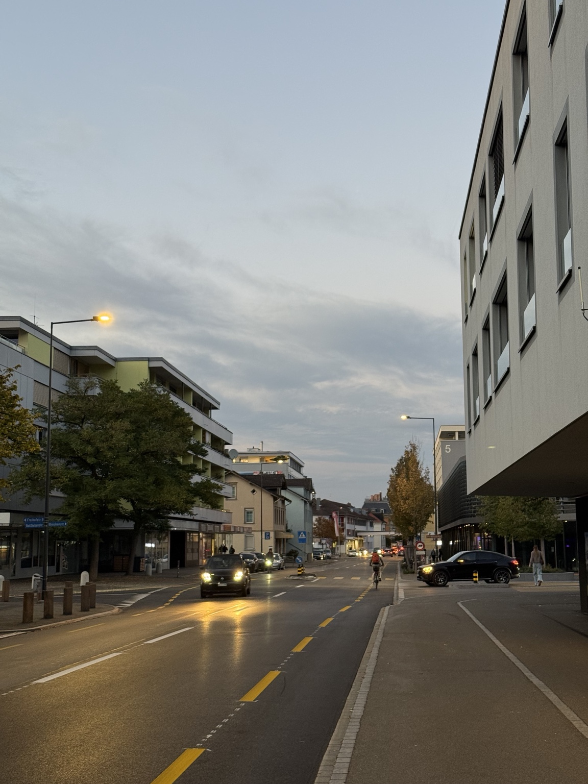 Scena di strada al crepuscolo a Kreuzlingen, guardando verso il valico di frontiera per Costanza.
