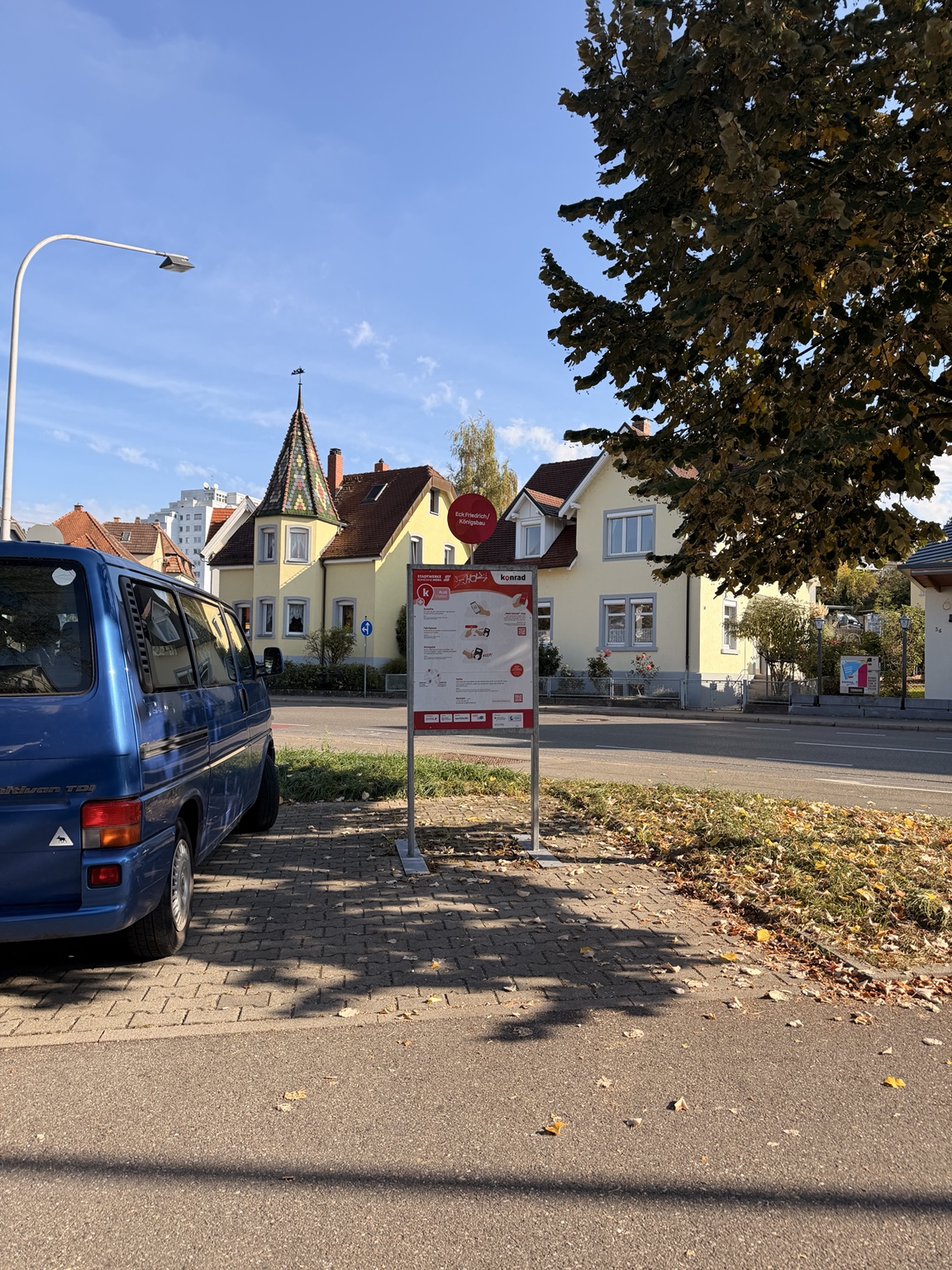 Secondo la testimonianza che accompagna la fotografia, il pannello della stazione konrad «Eck Friedrich/Königsbau» sorge su un precedente posto auto.