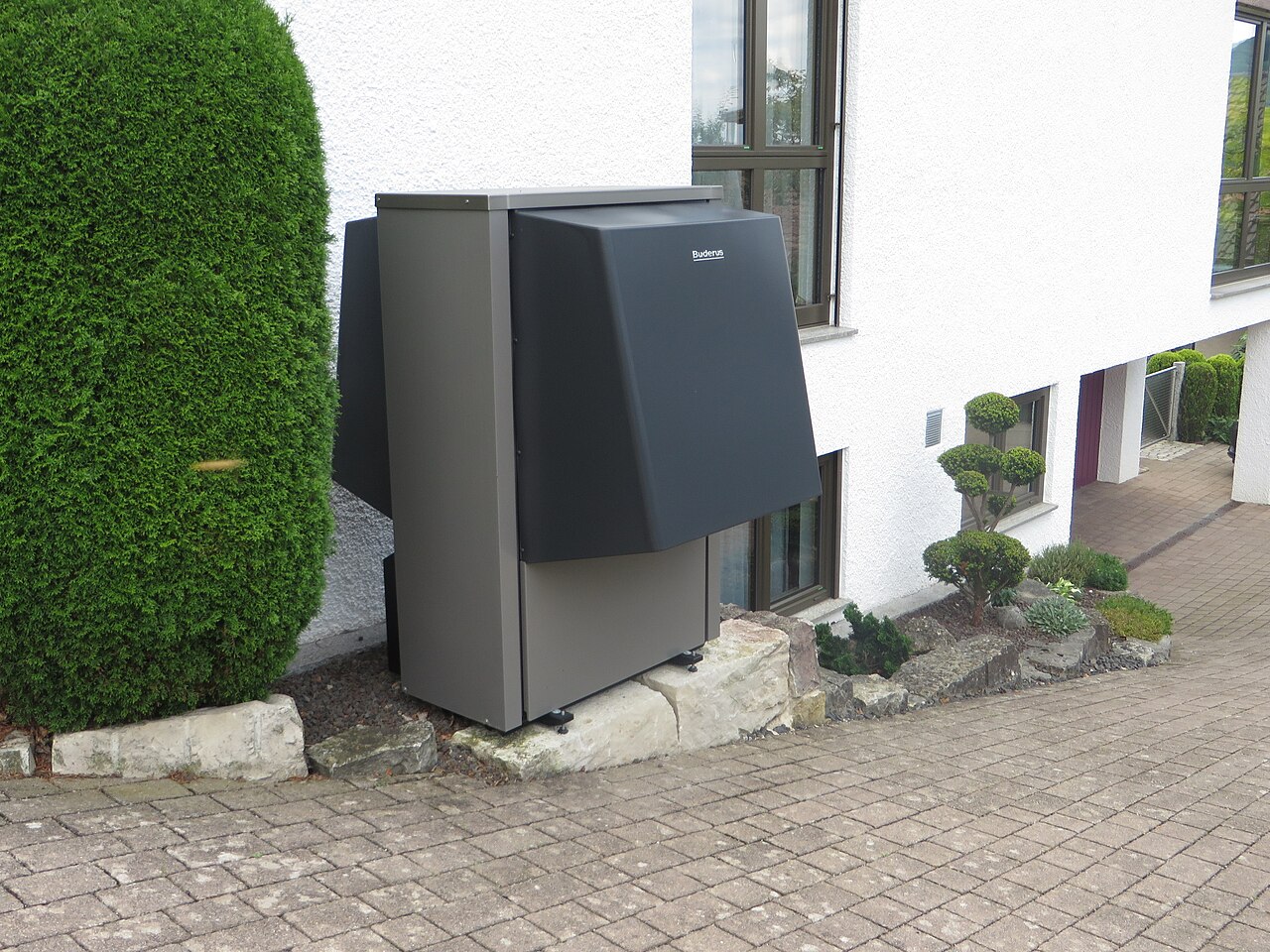 Pompa di calore presso un edificio residenziale, foto d’archivio del 2024; immagine illustrativa non legata alla rilevazione svizzera.