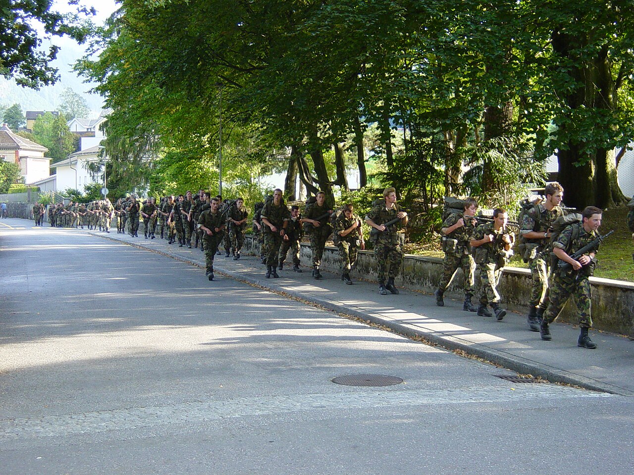 Militari svizzeri durante un’esercitazione, foto d’archivio del 2003; immagine simbolica non legata al conteggio del 2026.
