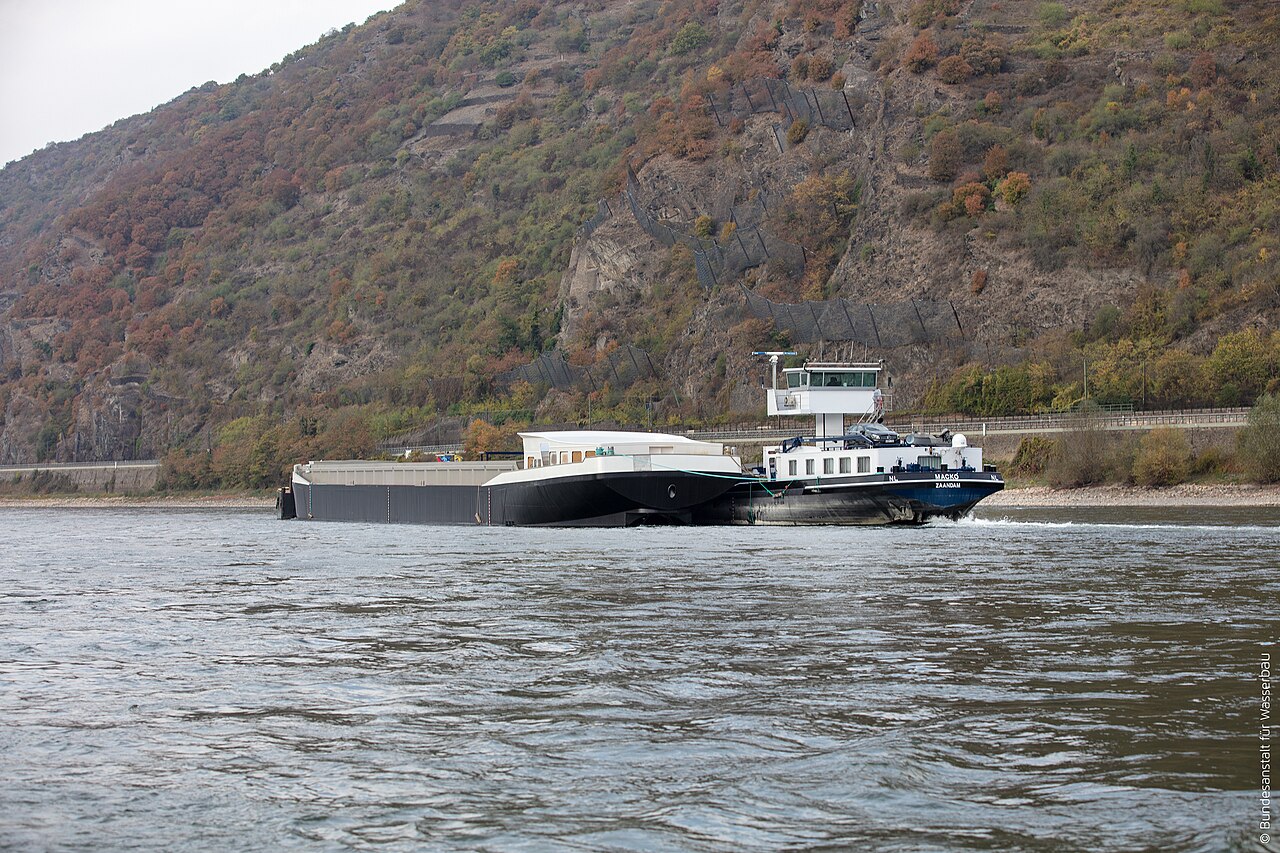 Foto d’archivio di una nave da carico durante la magra del Reno in Germania nel 2018; immagine simbolica senza legame con le attuali forniture svizzere.
