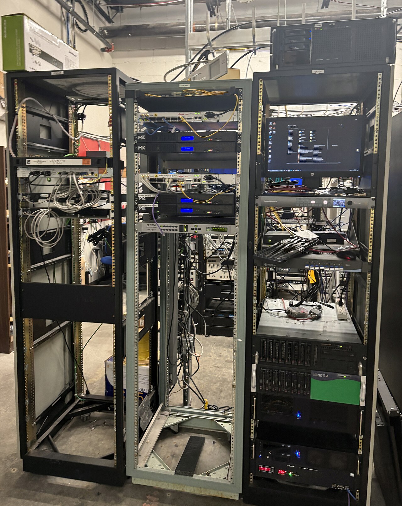 Rack di server in una fotografia d’archivio e simbolica del 2026; l’immagine non mostra un’impresa svizzera né una transazione concreta.