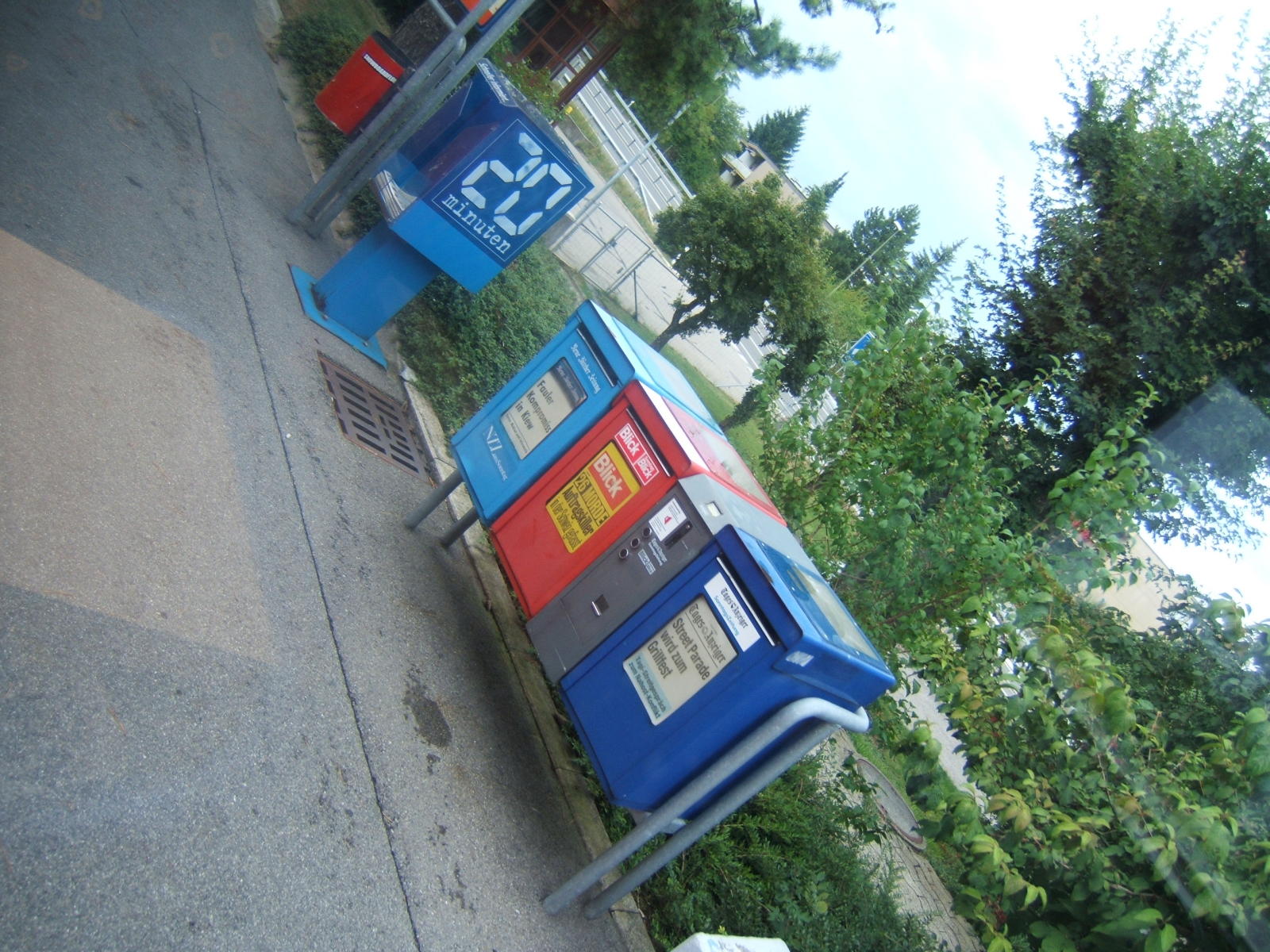 Distributori di giornali a Zurigo nell’agosto 2006. Foto d’archivio sulla stampa svizzera, non riferita agli eventi attuali.