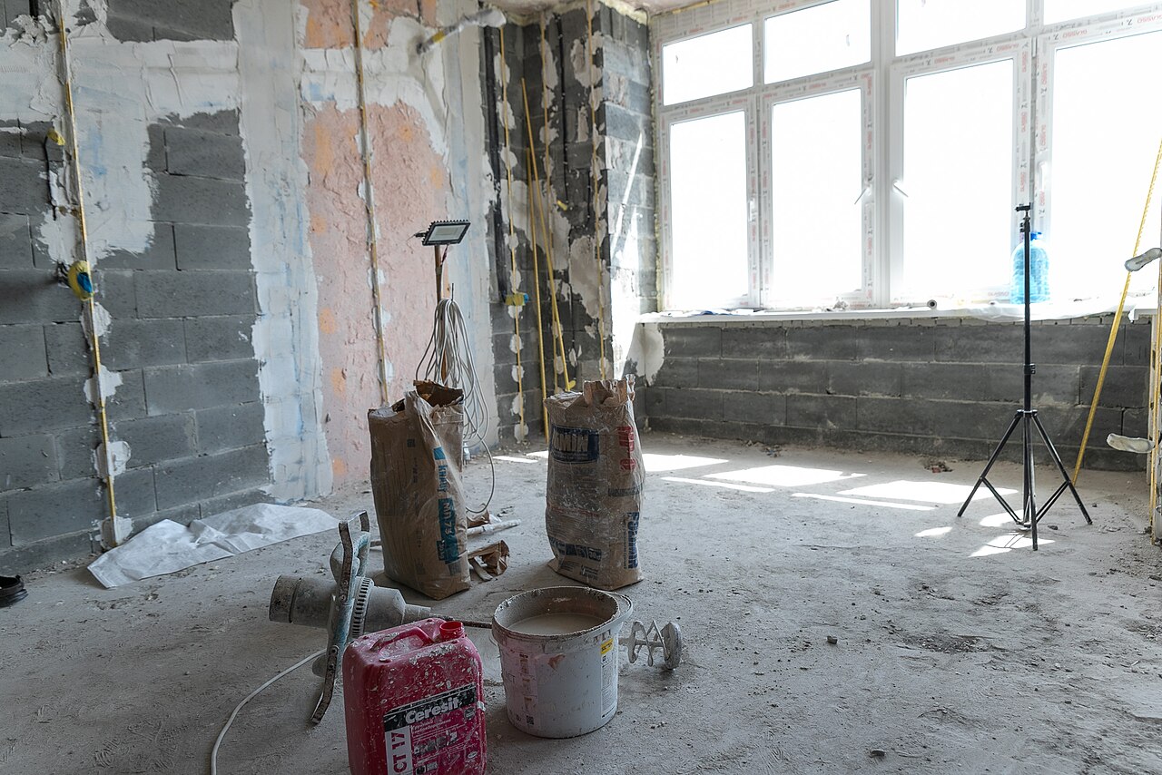 Archivbild vom Wiederaufbau eines beschädigten Wohnhauses in Kyiv am 1. August 2024; Symbolfoto ohne direkten Bezug zu einem Auftrag aus dem neuen Abkommen.