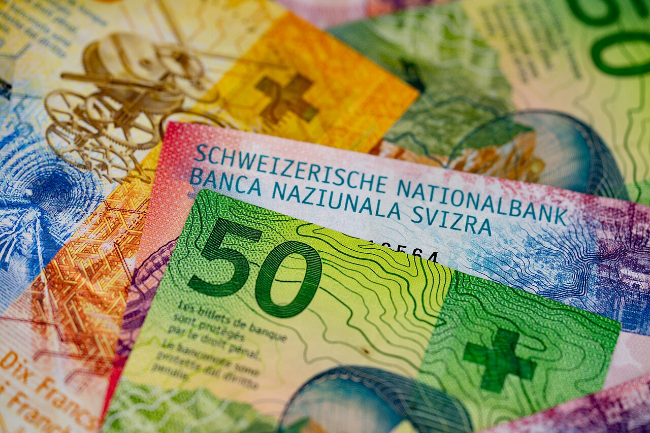 Schweizer Banknoten auf einer Symbolaufnahme vom 15. Mai 2024; das Foto zeigt weder die Delegation noch den Tagungsort in Bangkok.