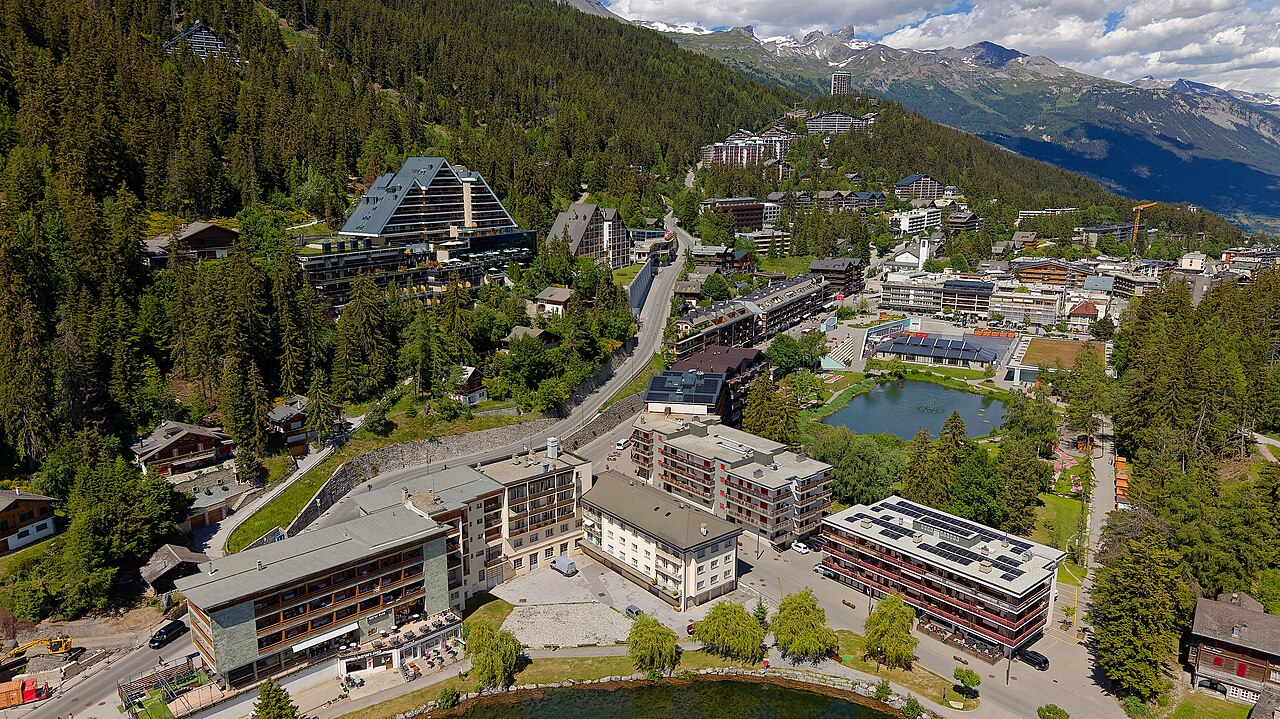 Panorama di Crans-Montana fotografato il 14 giugno 2026; l’immagine non mostra né Le Constellation né l’incendio.
