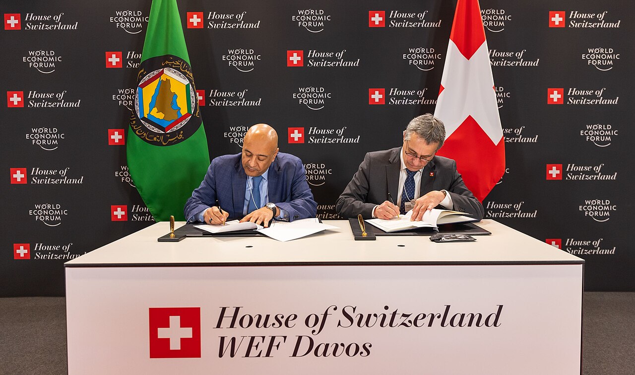 Ignazio Cassis bei einer Unterzeichnung mit GCC-Generalsekretär Jasem Mohamed Albudaiwi in Davos am 20. Januar 2026; Archivfoto, nicht von der Kaukasusreise.