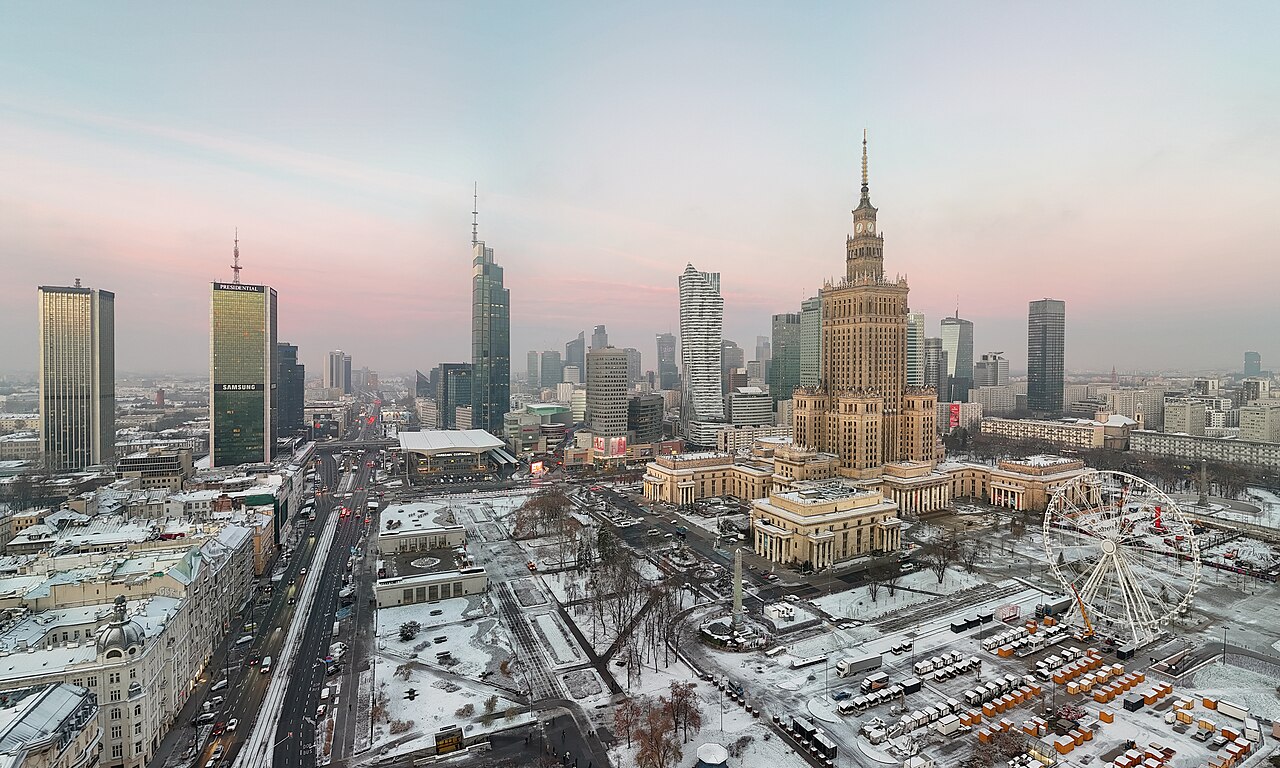 Warschauer Stadtpanorama bei Sonnenaufgang auf einer Archivaufnahme vom 21. November 2025; das Bild zeigt nicht das Security Forum 2026.