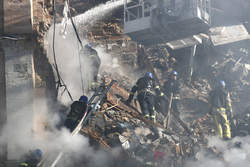 Archivfoto vom 17. Oktober 2022: Rettungskräfte an einem beschädigten Haus in Kyjiw; keine Aufnahme von Friedrich Merz oder der aktuellen Lage.