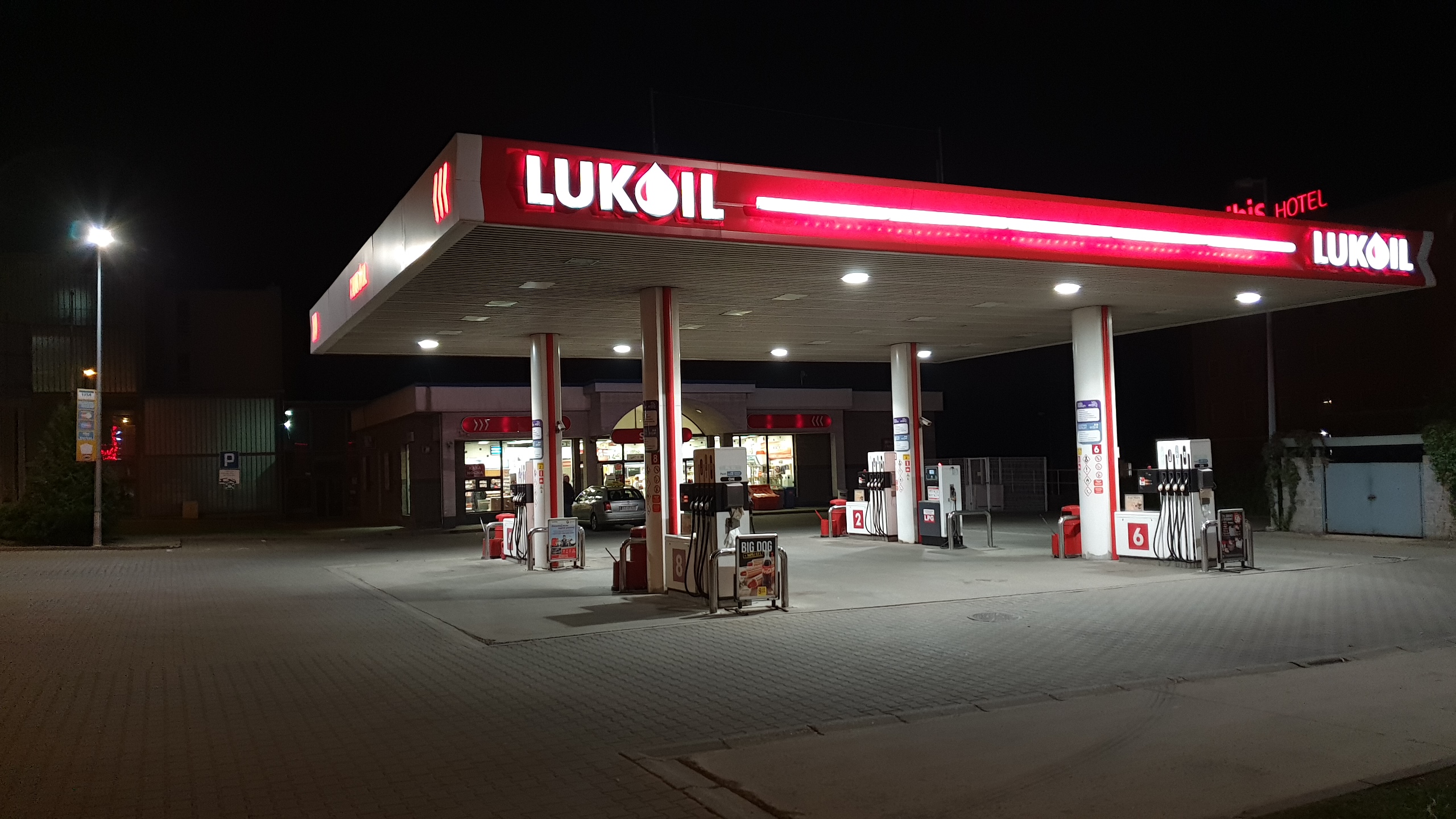 Archivfoto vom 23. September 2018: Lukoil-Tankstelle in Zabrze, Polen. Das Bild zeigt weder die Verhandlungen noch einen Verkauf im Jahr 2026.