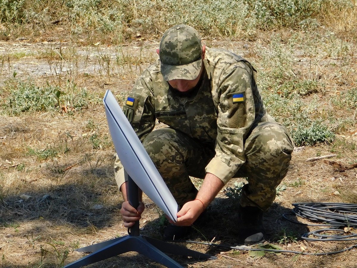 Archivfoto vom 21. Juli 2022: Ein ukrainischer Soldat stellt ein Starlink-Terminal auf. Das Bild zeigt nicht die Störungen vom Oktober 2026.