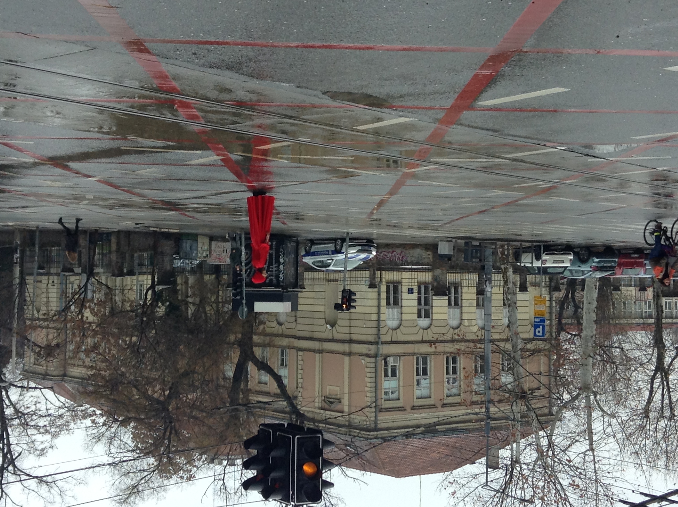 Archivfoto vom 24. Januar 2025: Eine Frau hält an einer Kreuzung in Belgrad den Verkehr an; keine Aufnahme vom Wahltag.