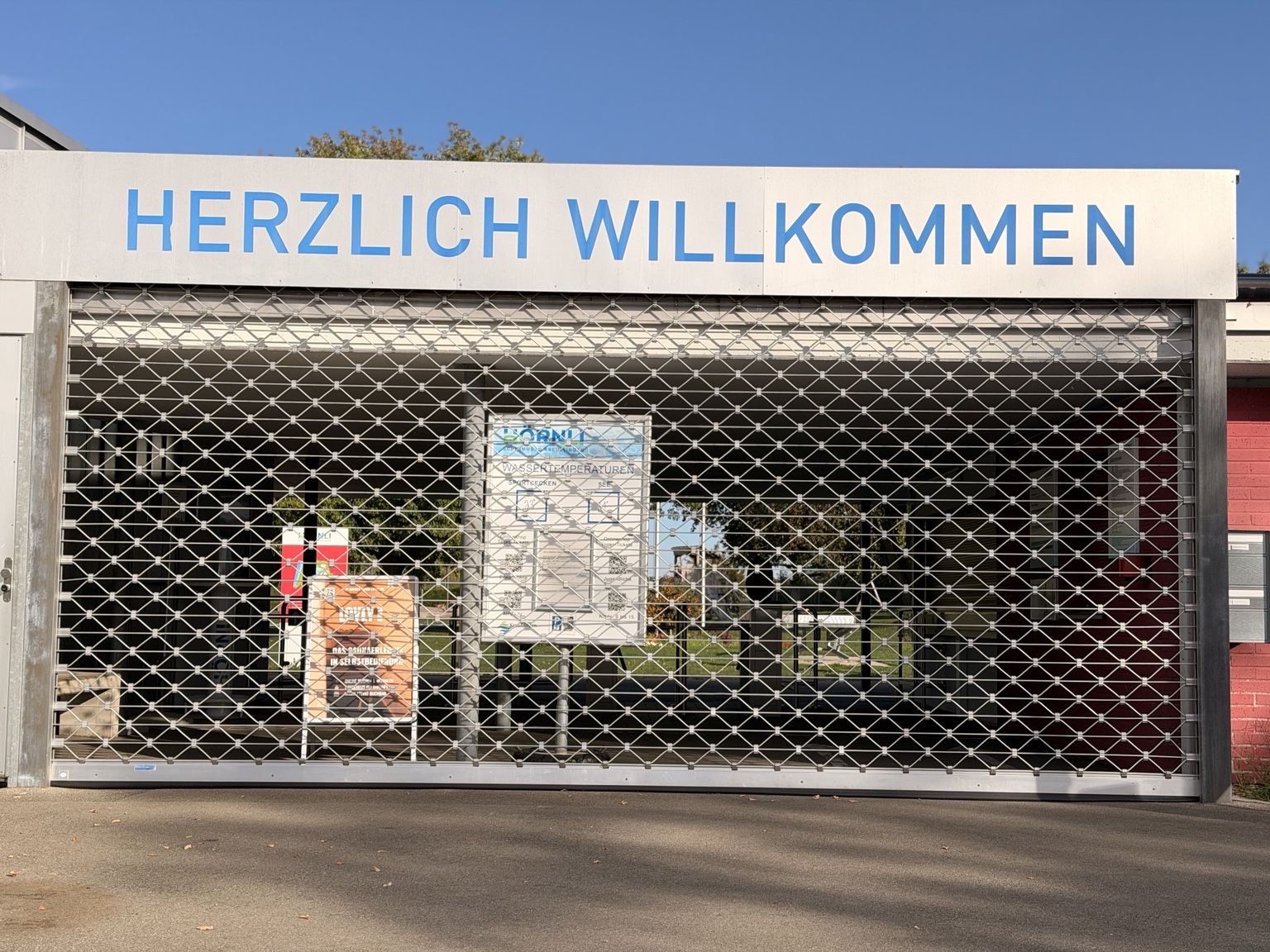 Il cancello d’ingresso chiuso della piscina Hörnli a Kreuzlingen. Foto attuale del settembre 2026, messa a disposizione della redazione.